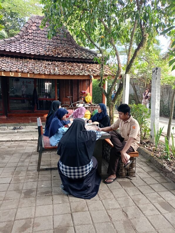 Pelajaran Pertama Bahasa Indonesia di Sekolah Alam: Belajar Membaca Alam, Menemukan Makna